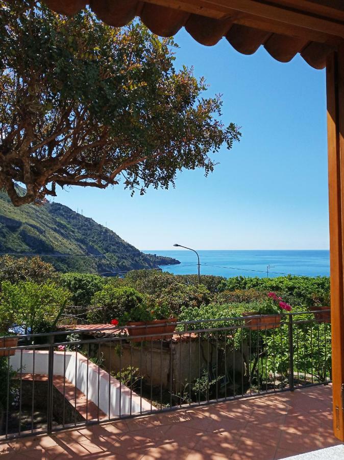 B&B La Casa Del Gelso Acquafredda Extérieur photo